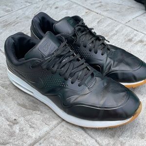 Men’s size 13 Nike Airmax sneakers. Very clean!